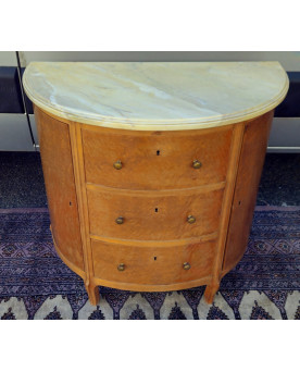 Le village de 58 brocanteurs - Commode demi-lune en loupe avec plateau de marbre – travail de style Louis XV