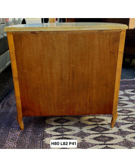 Le village de 58 brocanteurs - Commode demi-lune en loupe avec plateau de marbre – travail de style Louis XV