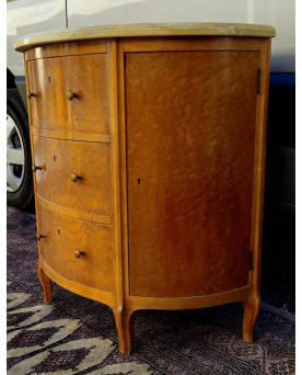 Le village de 58 brocanteurs - Commode demi-lune en loupe avec plateau de marbre – travail de style Louis XV