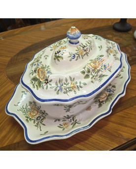 Le village de 58 brocanteurs -Enorme Soupière ancienne en faïence – décor floral – avec plateau assorti