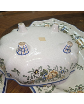 Le village de 58 brocanteurs -Enorme Soupière ancienne en faïence – décor floral – avec plateau assorti