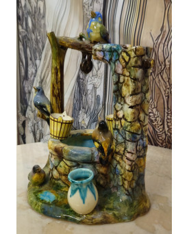 Le village de 58 brocanteurs - Vallauris : céramique décorative figurant un puits aux oiseaux