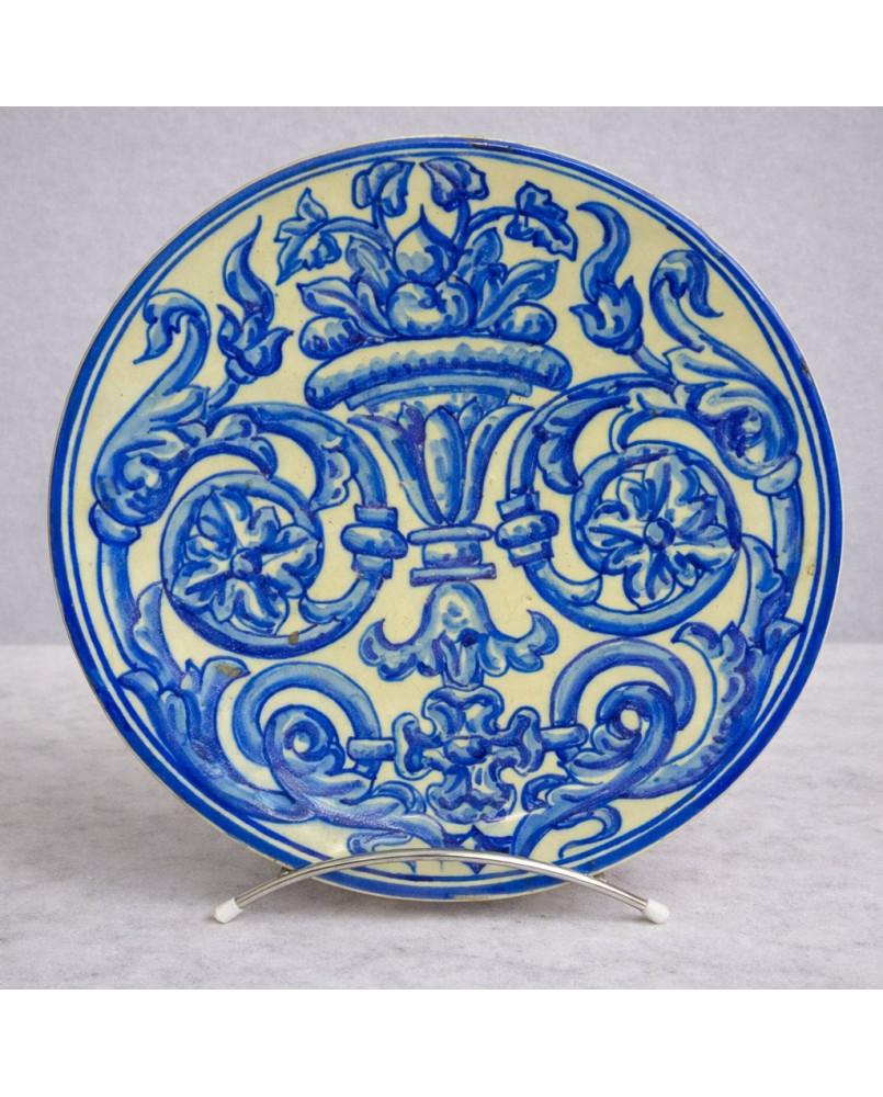 Le village de 58 brocanteurs - Assiette en faïence espagnole à décor bleu – XIXe siècle