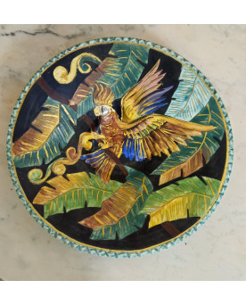 Le village de 58 brocanteurs - Grand plat Vallauris en céramique polychrome – décor de perroquet – signé