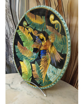 Le village de 58 brocanteurs - Grand plat Vallauris en céramique polychrome – décor de perroquet – signé