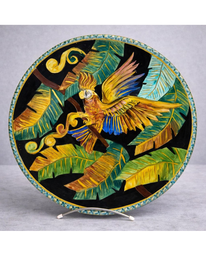 Le village de 58 brocanteurs - Grand plat Vallauris en céramique polychrome – décor de perroquet – signé