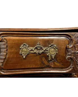 Le village de 58 brocanteurs - Importante Commode Lyonnaise époque Louis XV en noyer massif