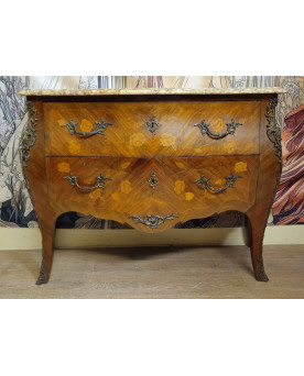 Le village de 58 brocanteurs - Commode galbée de style Louis XV en marqueterie