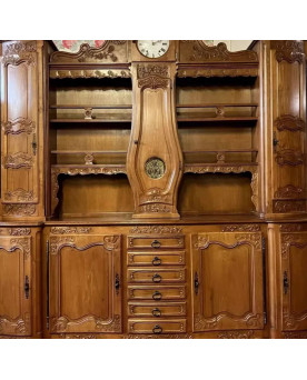 Le village de 58 brocanteurs - Important buffet deux-corps Louis XV galbé en merisier avec horloge intégrée