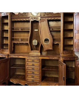 Le village de 58 brocanteurs - Important buffet deux-corps Louis XV galbé en merisier avec horloge intégrée
