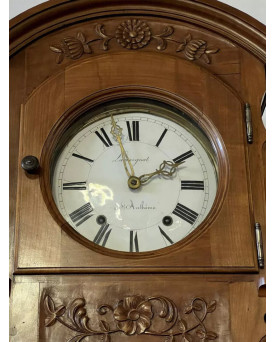 Le village de 58 brocanteurs - Important buffet deux-corps Louis XV galbé en merisier avec horloge intégrée