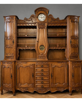 Le village de 58 brocanteurs - Important buffet deux-corps Louis XV galbé en merisier avec horloge intégrée