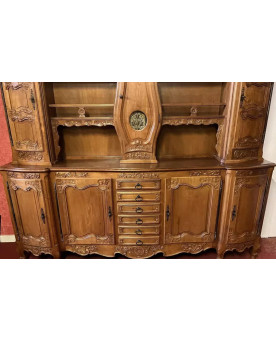 Le village de 58 brocanteurs - Important buffet deux-corps Louis XV galbé en merisier avec horloge intégrée