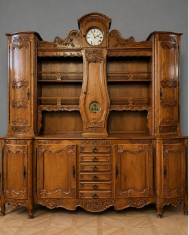 Le village de 58 brocanteurs - Important buffet deux-corps Louis XV galbé en merisier avec horloge intégrée