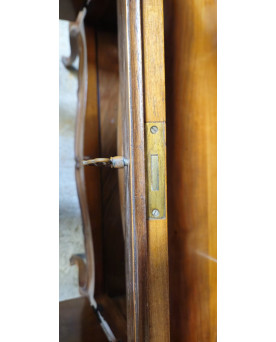 Le village de 58 brocanteurs - bibliothèque cabinet de style Louis XV galbée en marqueterie