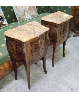 Le village de 58 brocanteurs - paire de tables de nuit style Louis XV en marquéterie