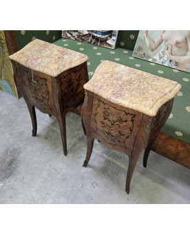 Le village de 58 brocanteurs - paire de tables de nuit style Louis XV en marquéterie