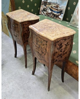 Le village de 58 brocanteurs - paire de tables de nuit style Louis XV en marquéterie