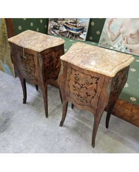 Le village de 58 brocanteurs - paire de tables de nuit style Louis XV en marquéterie