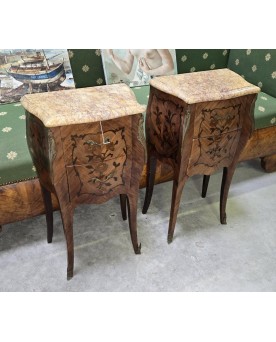 Le village de 58 brocanteurs - paire de tables de nuit style Louis XV en marquéterie