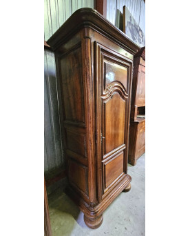 Le village de 58 brocanteurs - Armoire bonnetiére Louis XIII en noyer massif