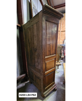 Le village de 58 brocanteurs - Armoire bonnetiére Louis XIII en noyer massif