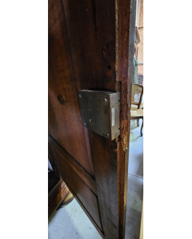 Le village de 58 brocanteurs - Armoire bonnetiére Louis XIII en noyer massif