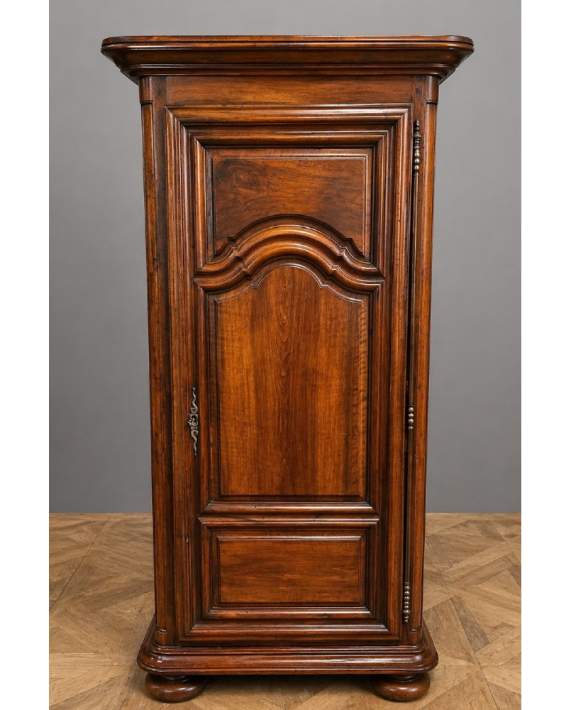 Le village de 58 brocanteurs - Armoire bonnetiére Louis XIII en noyer massif