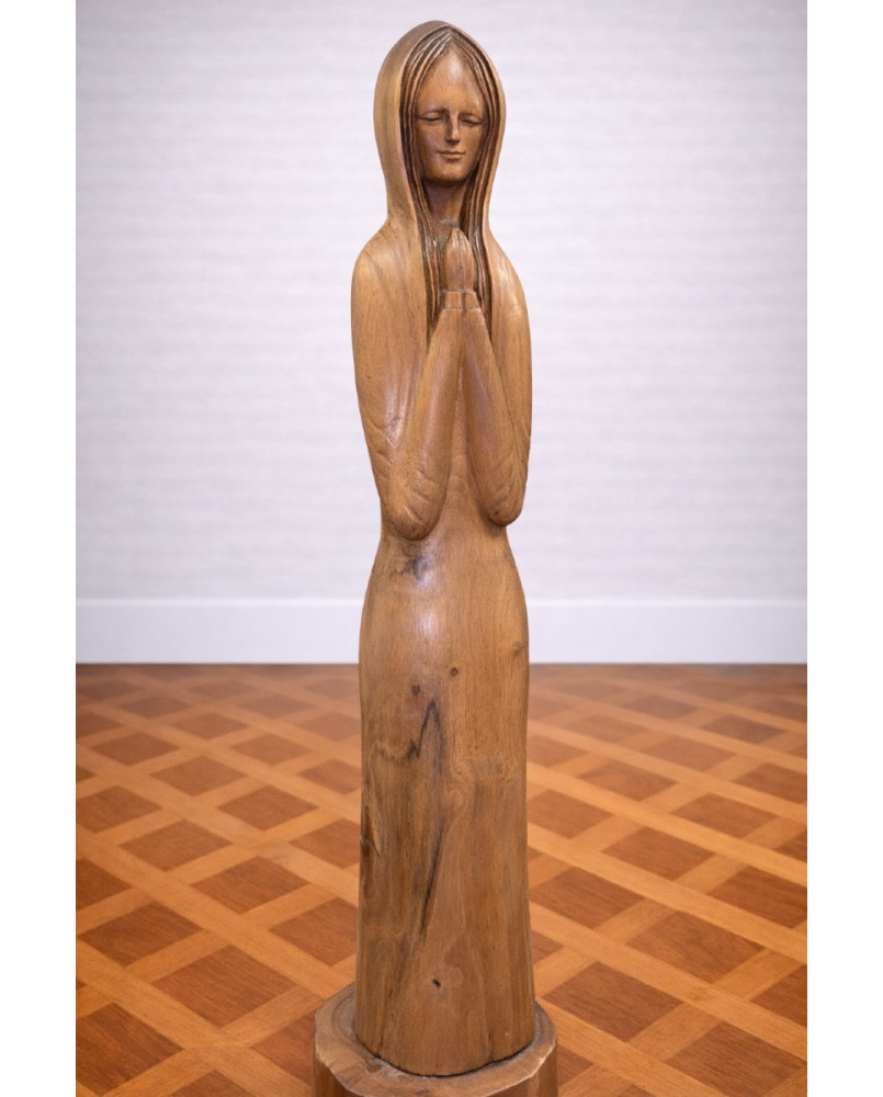 Le village de 58 brocanteurs - Sculpture en bois – femme en prière – signée Gen – H. 78 cm