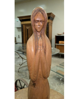 Le village de 58 brocanteurs - Sculpture en bois – femme en prière – signée Gen – H. 78 cm