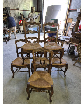 Le village de 58 brocanteurs - Suite de six chaises provençales en noyer