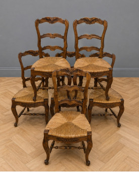 Le village de 58 brocanteurs - Suite de six chaises provençales en noyer