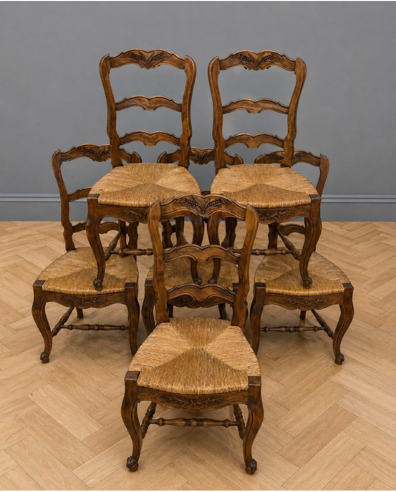 Le village de 58 brocanteurs - Suite de six chaises provençales en noyer