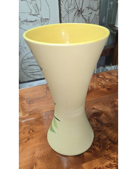 Le village de 58 brocanteurs - Vallauris : Vase en céramique signé G.F. – décor floral stylisé – H. 36 cm