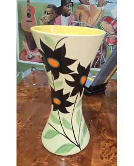 Le village de 58 brocanteurs - Vallauris : Vase en céramique signé G.F. – décor floral stylisé – H. 36 cm