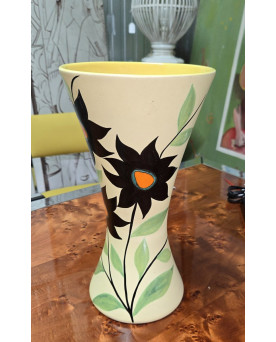 Le village de 58 brocanteurs - Vallauris : Vase en céramique signé G.F. – décor floral stylisé – H. 36 cm