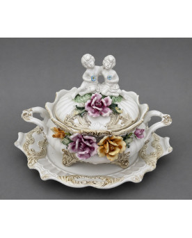 Le village de 58 brocanteurs - Importante soupière couverte et son présentoir – Porcelaine à décor en relief