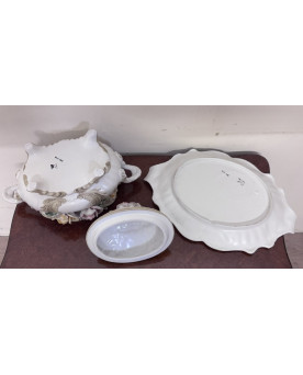 Le village de 58 brocanteurs - Importante soupière couverte et son présentoir – Porcelaine à décor en relief