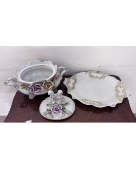 Le village de 58 brocanteurs - Importante soupière couverte et son présentoir – Porcelaine à décor en relief