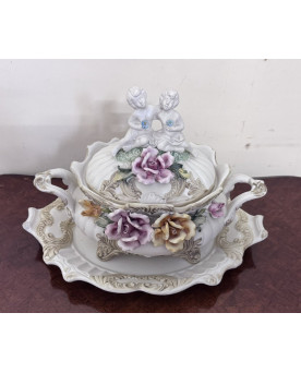 Le village de 58 brocanteurs - Importante soupière couverte et son présentoir – Porcelaine à décor en relief