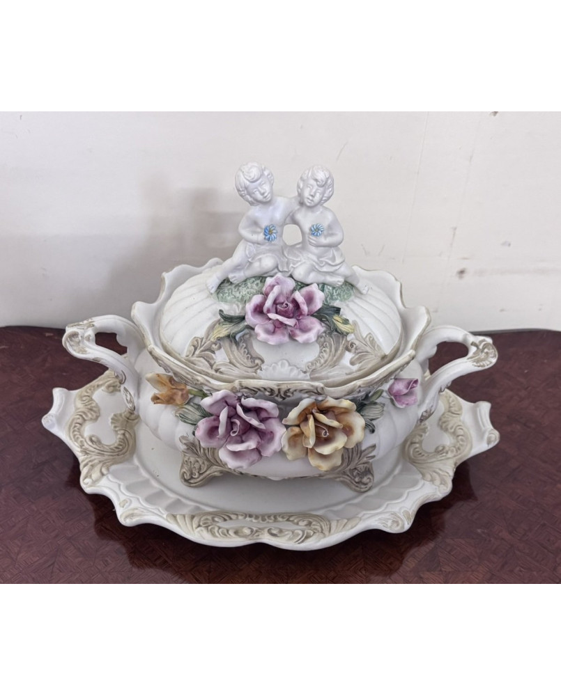 Le village de 58 brocanteurs - Importante soupière couverte et son présentoir – Porcelaine à décor en relief