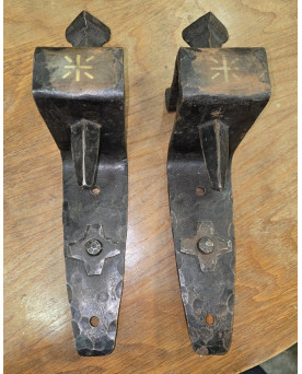 Le village de 58 brocanteurs - Paire d’anciens supports muraux en fer forgé – style médiéval / gothique