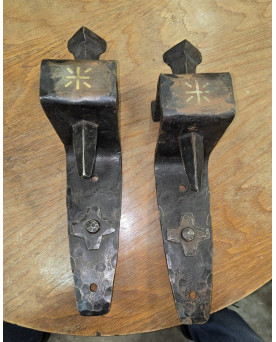 Le village de 58 brocanteurs - Paire d’anciens supports muraux en fer forgé – style médiéval / gothique