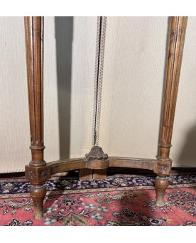 Le village de 58 brocanteurs -  Console demie lune de style Louis XVI en bois sculpté