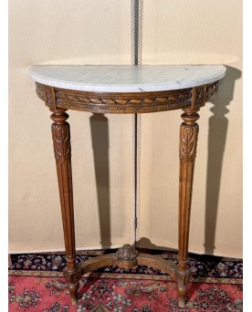 Le village de 58 brocanteurs -  Console demie lune de style Louis XVI en bois sculpté