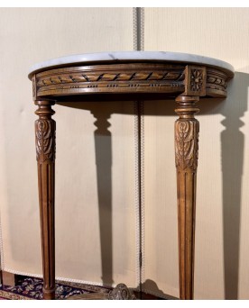 Le village de 58 brocanteurs -  Console demie lune de style Louis XVI en bois sculpté