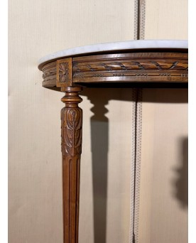 Le village de 58 brocanteurs -  Console demie lune de style Louis XVI en bois sculpté