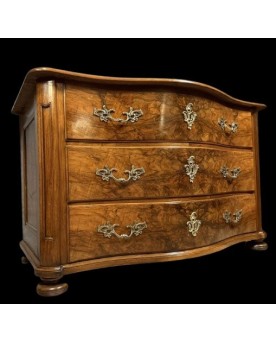 Le village de 58 brocanteurs - Commode galbée époque Louis XIV - Louis XV en ronce de noyer et bronzes dorés