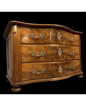 Le village de 58 brocanteurs - Commode galbée époque Louis XIV - Louis XV en ronce de noyer et bronzes dorés