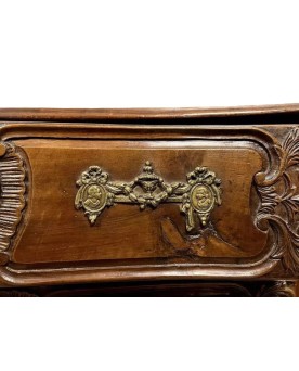 Le village de 58 brocanteurs - Importante commode Lyonnaise galbée époque Louis XV en noyer